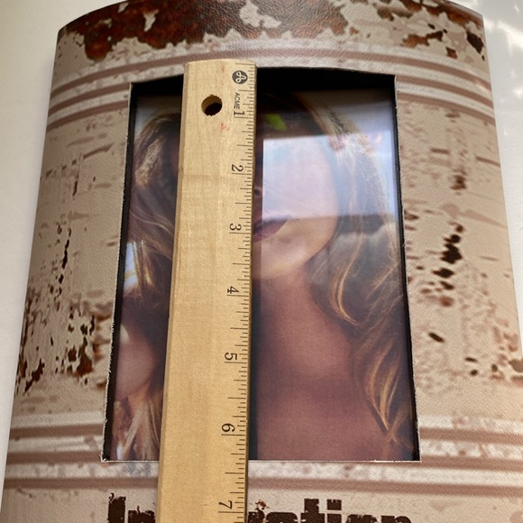 Distressed look picture frame. Made for hanging and fits 4 by 6 pictures - Picture 7 of 9